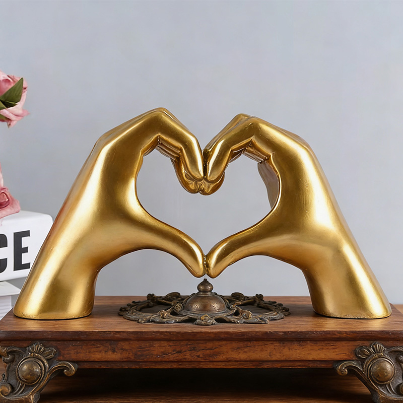 main en résine dorée en forme de cœur