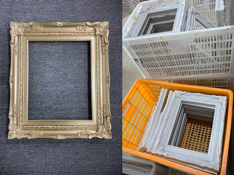 Un magnifique cadre photo ancien est accroché au mur.